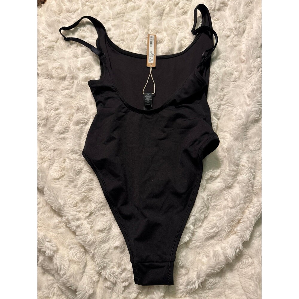 Skims RECYCLED SWIM SCOOP NECK ONE PIECE Onyx - Picture 7 of 7